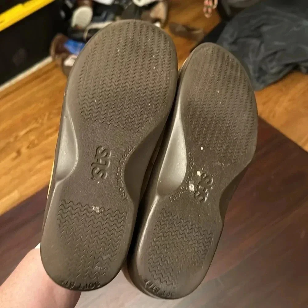 SAS tan women’s slip on flats size 7.5M